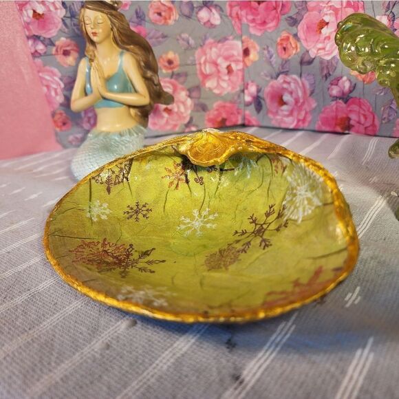 DECOUPAGE CLAM SHELL DECOUPAGE SNOWFLAKES ON A CLAM SHELL TRINKET DISH - Picture 7 of 10